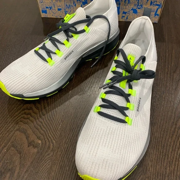 NEVER WORN. - Picture 2 of 4